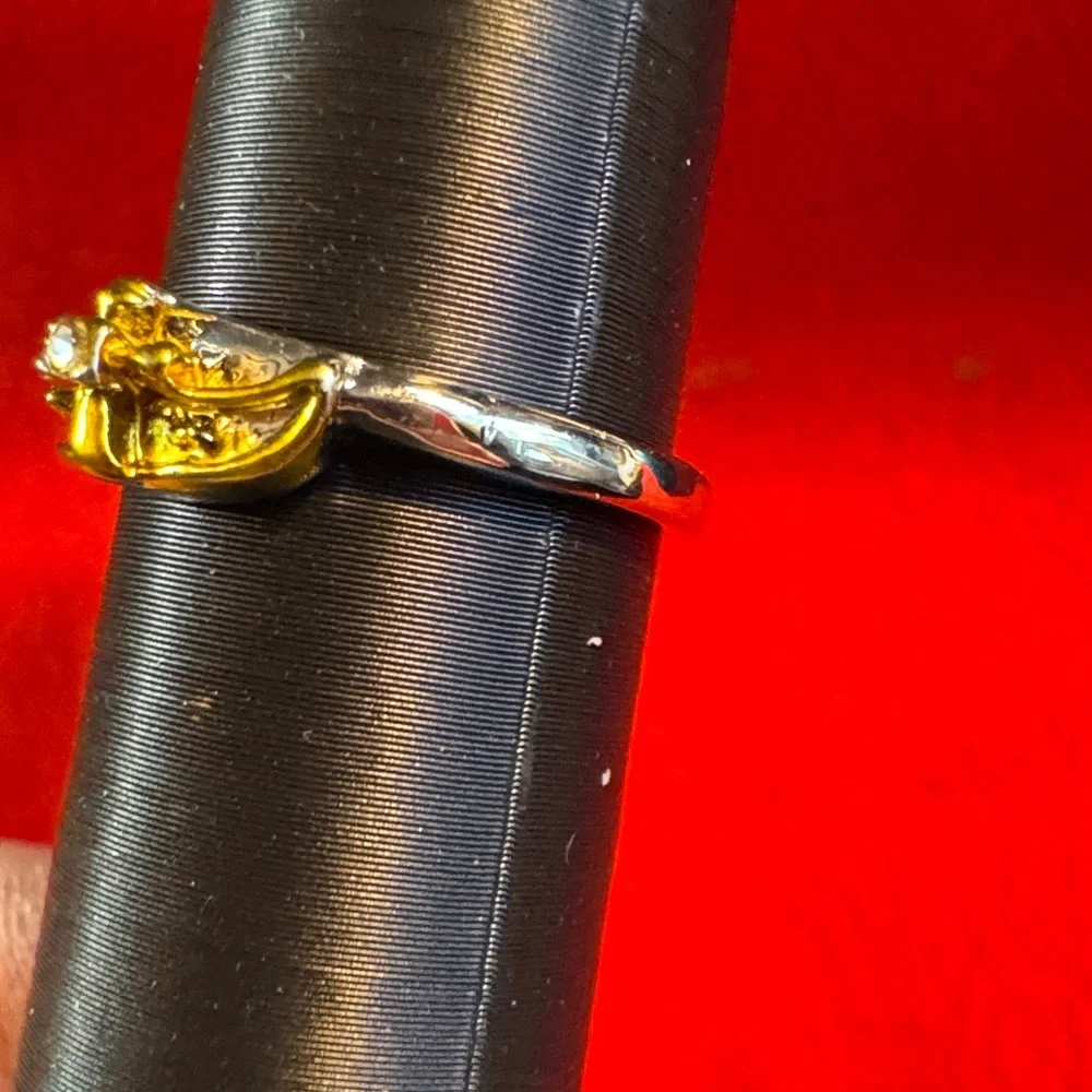 Elegant Gold and Silver Women's Ring - Picture 4 of 4